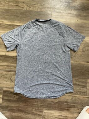 lululemon athletica Men's Heather Light Gray Short Sleeve Tee